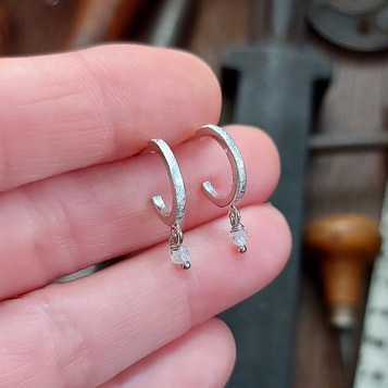 Pendientes Lara en plata y cuarzo blanco