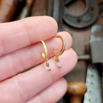 Pendientes Lara en plata con baño de Oro y cuarzo blanco