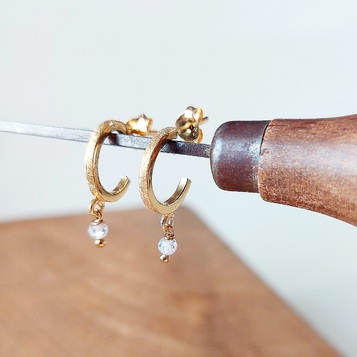 Pendientes Lara en plata con baño de Oro y cuarzo blanco
