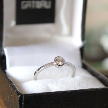Anillo de compromiso Dèlia Oro Blanco y Diamante