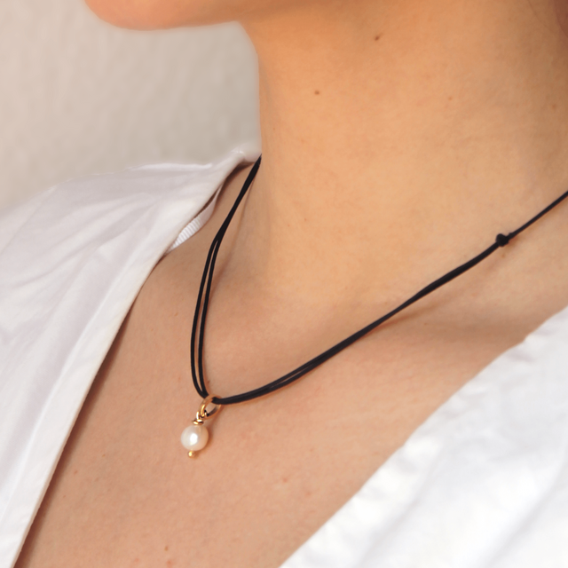 Colgante Jana Plata con baño de oro y Perla con cordón