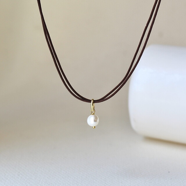 Colgante Jana Plata con baño de oro y Perla con cordón