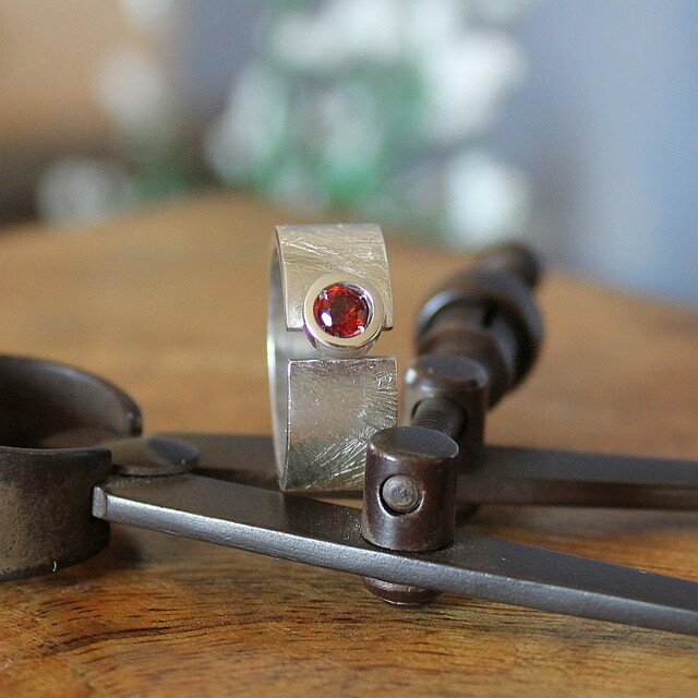 Anillo Fiona Plata y Granate