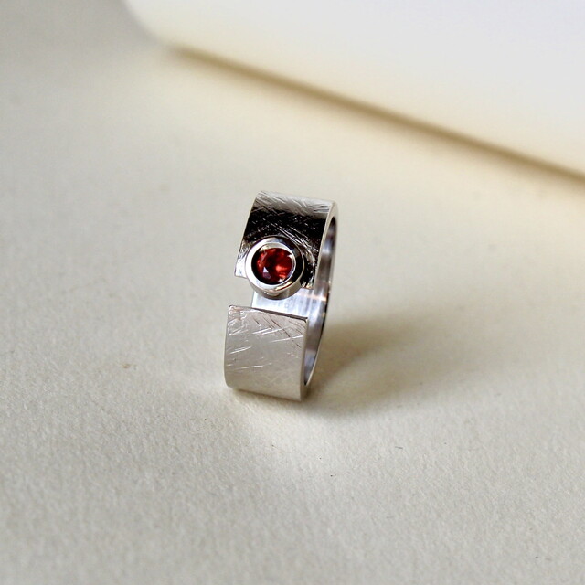 Anillo Fiona Plata y Granate