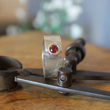 Anillo Fiona Plata y Granate