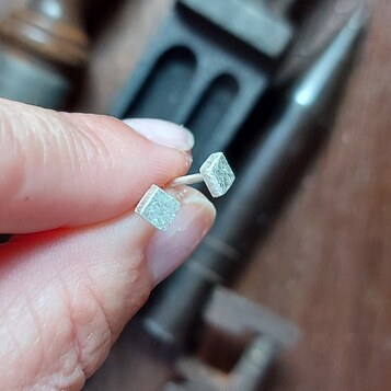 Pendiente mini Nat MAN Plata