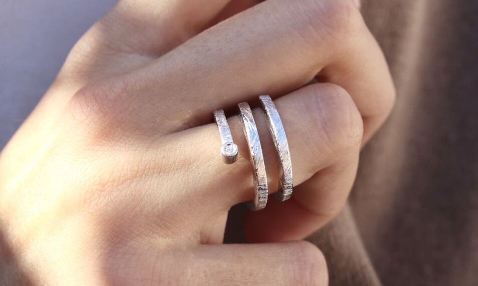 ¿Por qué se me ha atascado el anillo en el dedo?