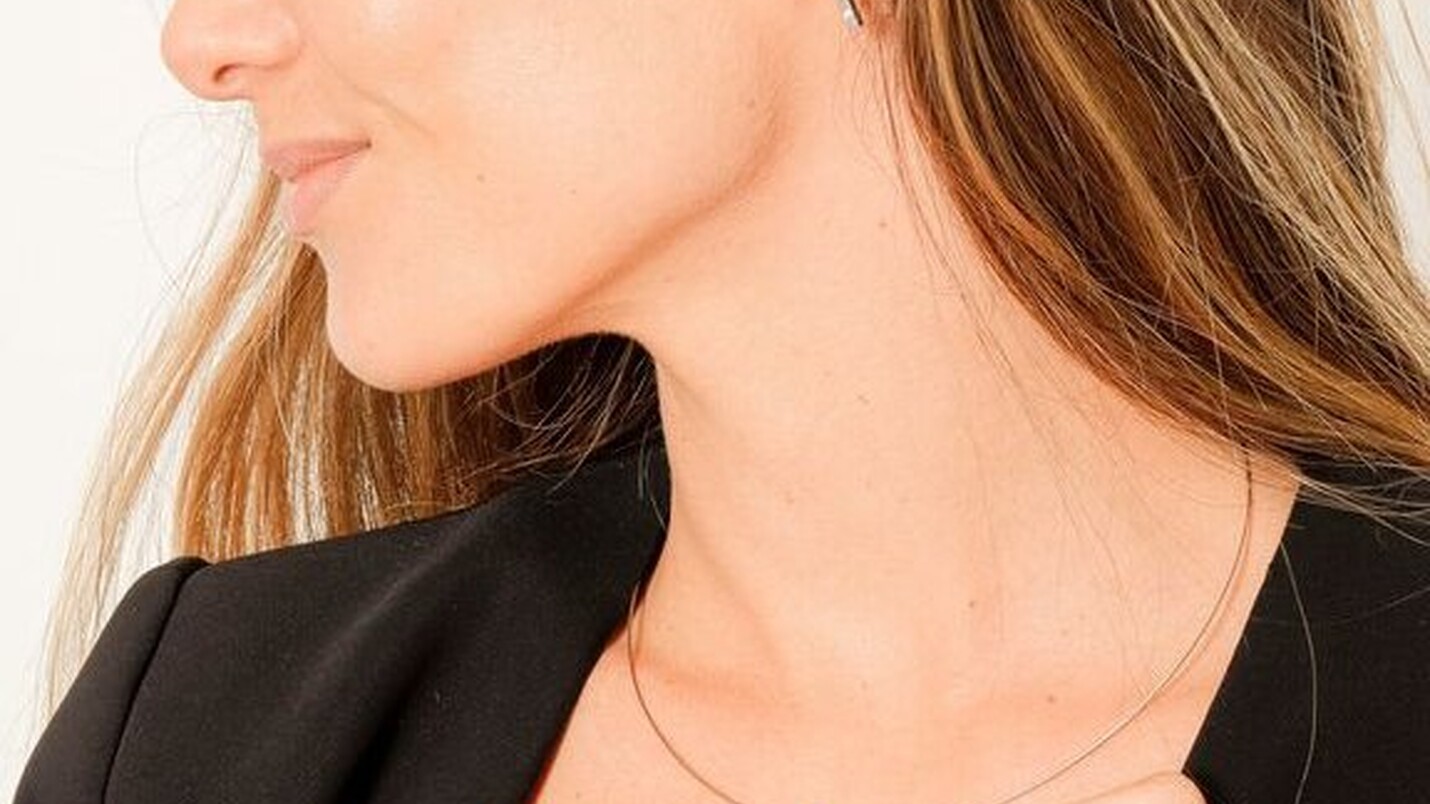 Aprende a combinar pendientes y collares de forma correcta