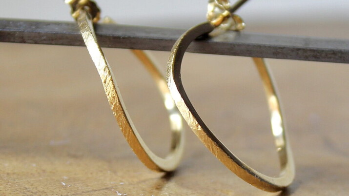 Aprende a combinar pendientes y collares de forma correcta