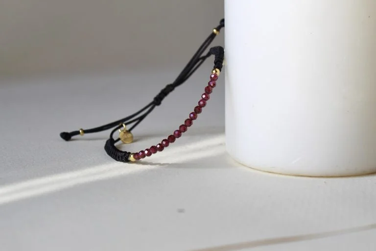 Joyas artesanales Pulsera Martina con Granates en Plata con Baño de Oro